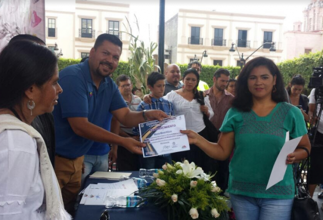 Premia IAM a ganadores del concurso del huarache y el sombrero de Sahuayo