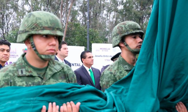 Silvano-Aureoles-Bandera-3