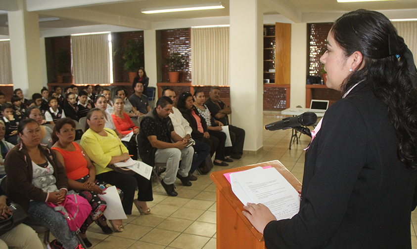 entrega-becas-madres-jóvenes-embarazadas-Uruapan