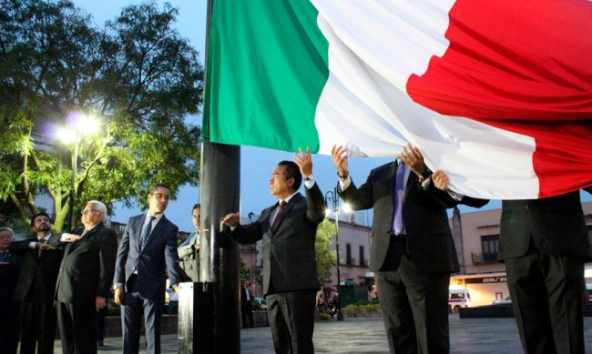 izamiento-Bandera
