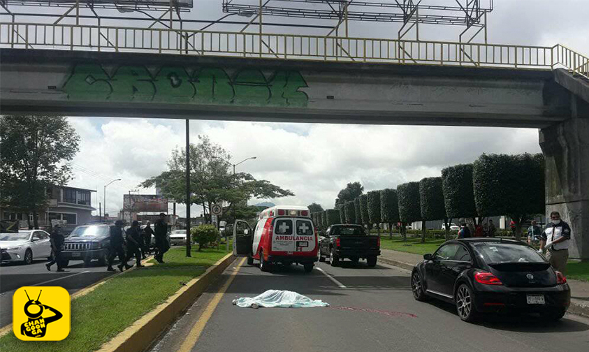 joven-arroja-puente-peatonal-Uruapan