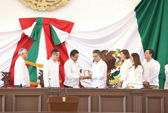 Entrega Gobernador condecoración Constitución de Apatzingán