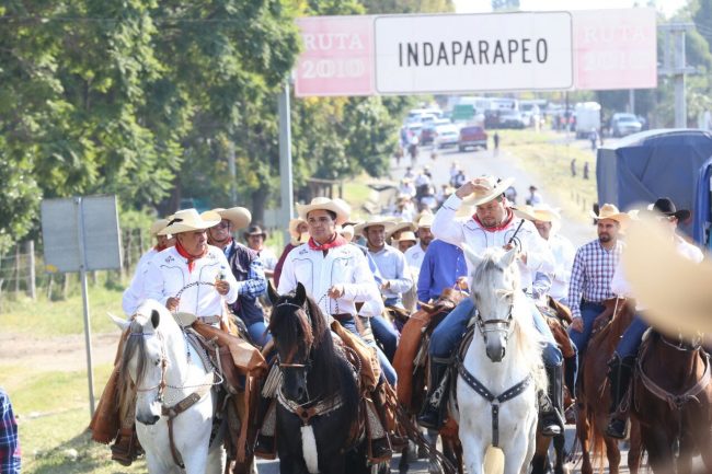 Gobernador Silvano Aureoles Conejo en el inicio de la XXIII Cabalgata Morelos