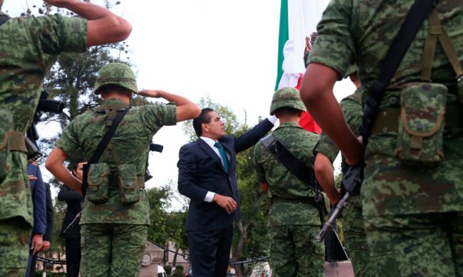 Silvano-Aureoles-izamiento-Bandera-4