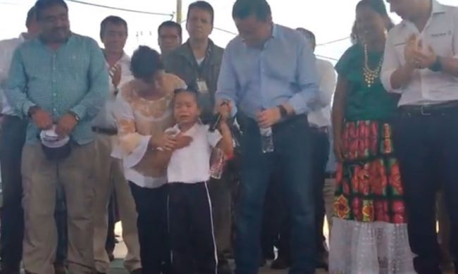 niña-Jade-con-Osorio-Chong-Oaxaca