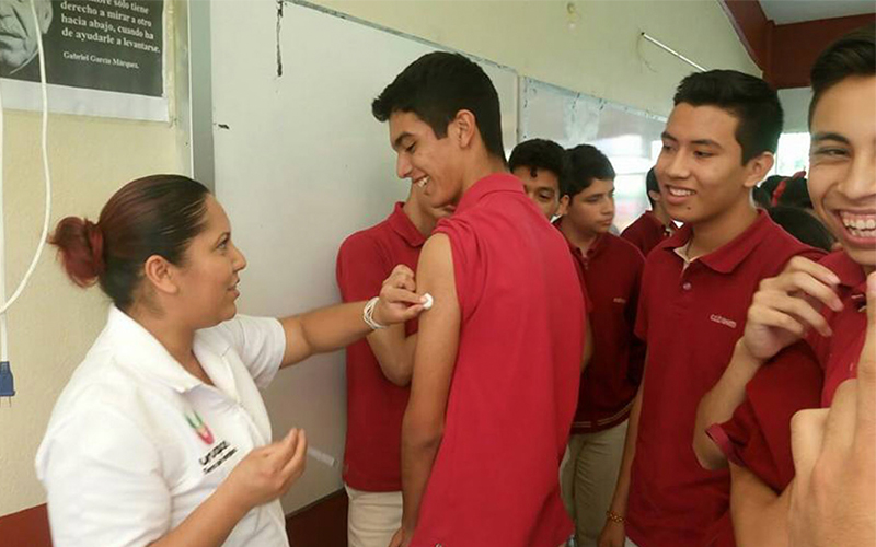 vacuna-influenza-Uruapan-estudiantes