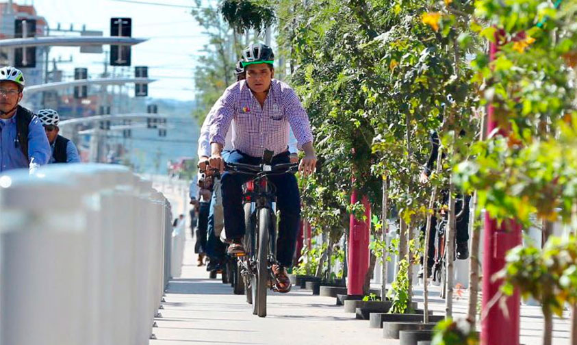 Silvano-Aureoles-en-bici