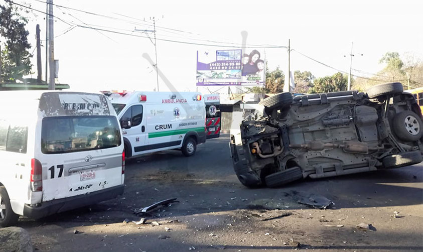 Morelia-choque-combi-gris-camioneta