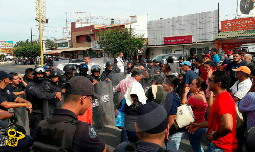 policias-CNTE-enfrentamiento-3