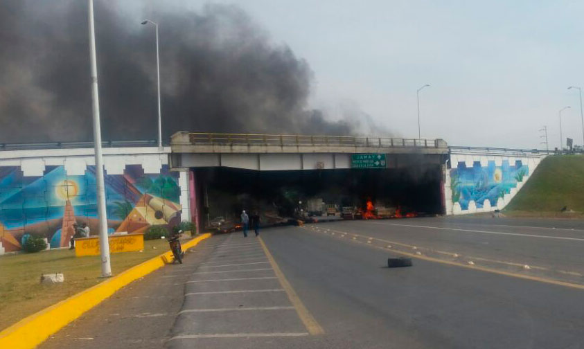 Sin Entrada Ni Salida, Pobladores Queman