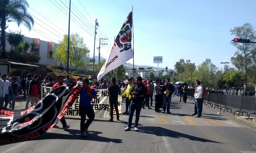 padres normalistas Ayotzinapa Morelia marcha