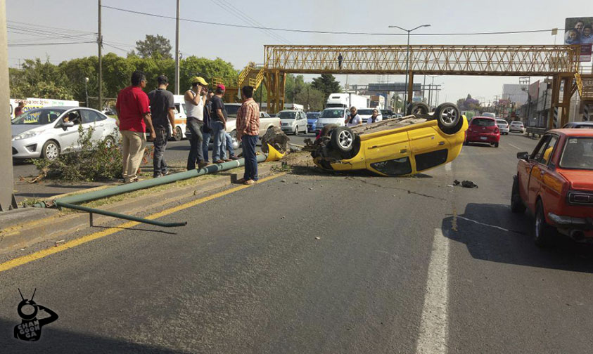 vuelca auto amarillo Morelia a