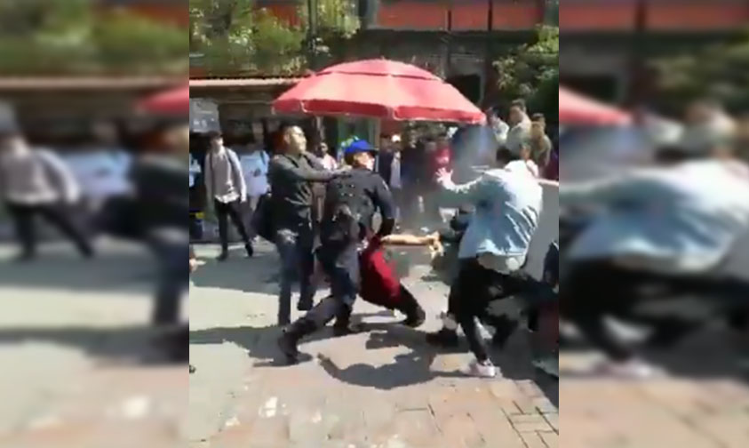 jóvenes golpean policías Metro Balderas