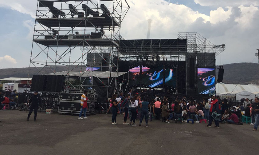 Maluma escenario dividido