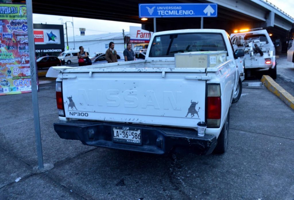 Una combi de pasajeros de la Ruta Morada 2 y una camioneta particular protagonizaron un choque en el distribuidor vial de la salida a Charo. A pesar de la aparatosa colisión por fortuna sólo hubo daños materiales. De acuerdo con la información obtenida por este medio, el percance fue la mañana de este sábado. Al área acudieron unos paramédicos locales y los elementos de Tránsito para apoyar en lo conducente. Los vehículos que protagonizaron el encontronazo fueron una combi de la ruta en mención, con número económico 49 y placas de circulación 430753N y una camioneta Nissan NP-300, de color blanco, con matrícula LA36586 del Estado de México. A consecuencia del impacto la combi volcó y quedó recostada sobre el lado del copiloto, mientras que la Nissan terminó sobre una banqueta. Los elementos de Vialidad se encargaron del estudio técnico del accidente para determinar responsabilidades.