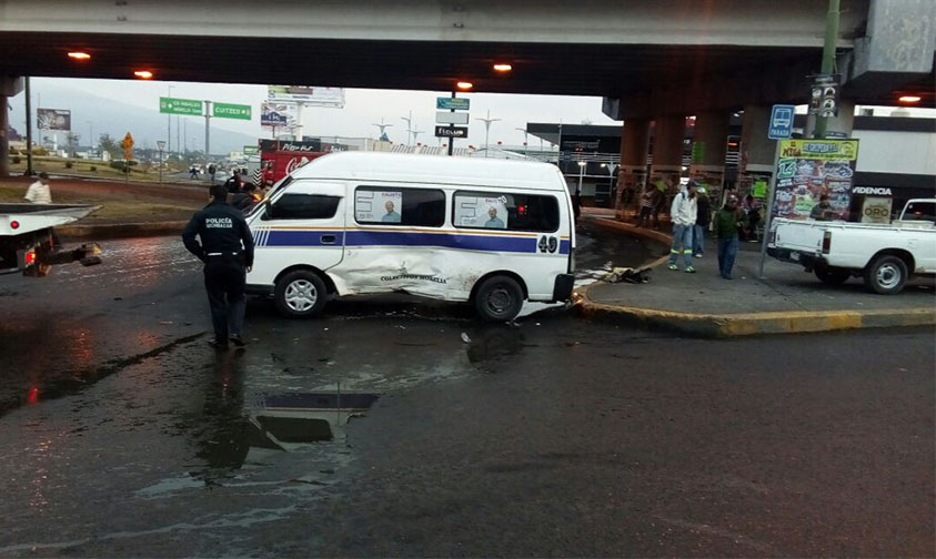 Una combi de pasajeros de la Ruta Morada 2 y una camioneta particular protagonizaron un choque en el distribuidor vial de la salida a Charo. A pesar de la aparatosa colisión por fortuna sólo hubo daños materiales. De acuerdo con la información obtenida por este medio, el percance fue la mañana de este sábado. Al área acudieron unos paramédicos locales y los elementos de Tránsito para apoyar en lo conducente. Los vehículos que protagonizaron el encontronazo fueron una combi de la ruta en mención, con número económico 49 y placas de circulación 430753N y una camioneta Nissan NP-300, de color blanco, con matrícula LA36586 del Estado de México. A consecuencia del impacto la combi volcó y quedó recostada sobre el lado del copiloto, mientras que la Nissan terminó sobre una banqueta. Los elementos de Vialidad se encargaron del estudio técnico del accidente para determinar responsabilidades.