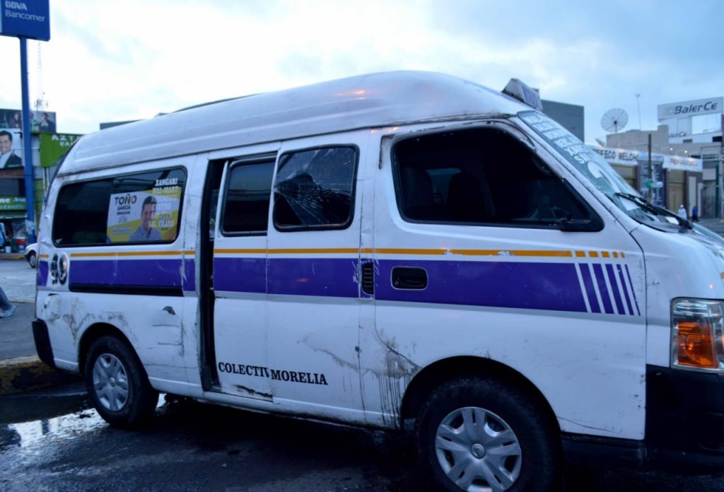 Una combi de pasajeros de la Ruta Morada 2 y una camioneta particular protagonizaron un choque en el distribuidor vial de la salida a Charo. A pesar de la aparatosa colisión por fortuna sólo hubo daños materiales. De acuerdo con la información obtenida por este medio, el percance fue la mañana de este sábado. Al área acudieron unos paramédicos locales y los elementos de Tránsito para apoyar en lo conducente. Los vehículos que protagonizaron el encontronazo fueron una combi de la ruta en mención, con número económico 49 y placas de circulación 430753N y una camioneta Nissan NP-300, de color blanco, con matrícula LA36586 del Estado de México. A consecuencia del impacto la combi volcó y quedó recostada sobre el lado del copiloto, mientras que la Nissan terminó sobre una banqueta. Los elementos de Vialidad se encargaron del estudio técnico del accidente para determinar responsabilidades.