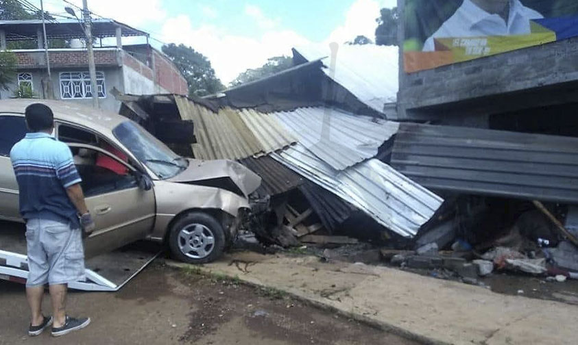 #Michoacán Auto Choca Contra Una Vivienda Humilde, Deja 10 Heridos En ...