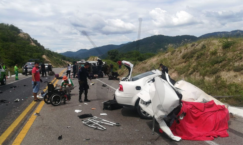 auto blanco patrullas accidente Arteaga Michoacán