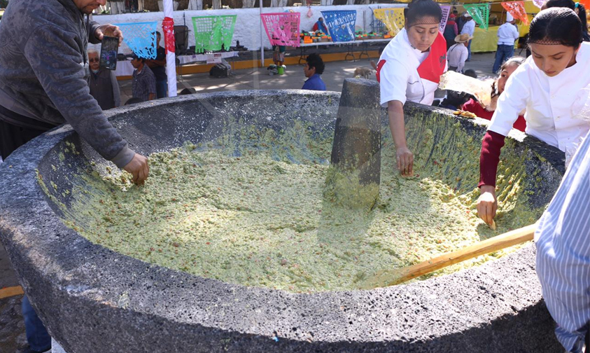 Michoacán Todos Felices Por Mega Salsa En Molcajete Más Grande Del Mundo –   – Noticias de última hora, con un toque acidito