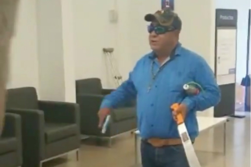 Video Con Machete Y Bomba En Mano Señor Toma Rehenes Para Asaltar