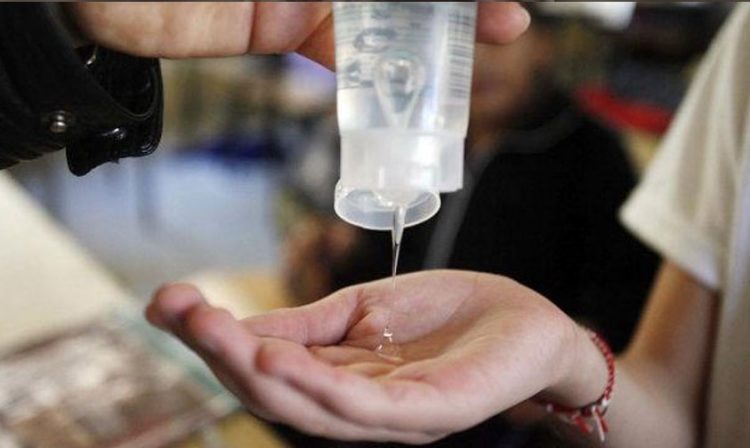 Con machete en mano roba gel antibacterial