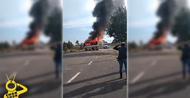 #Michoacán Queman Camión Y Cierran Carretera; Exigen Seguridad Para Ciudadanos