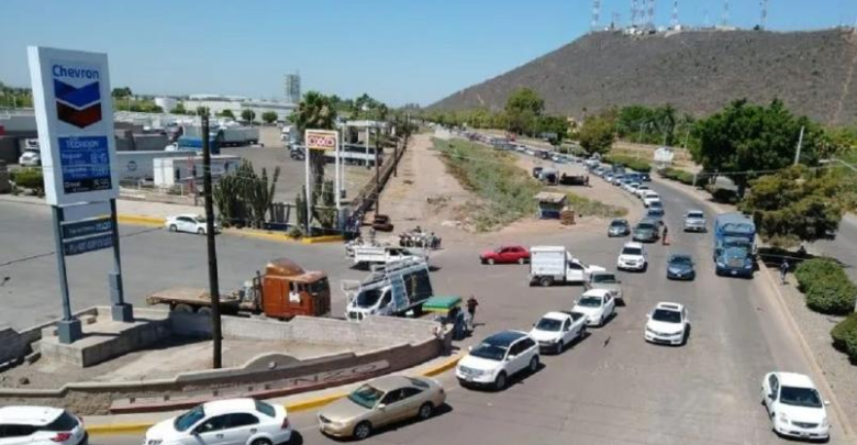 Conductores Pasan La Noche Formados En Sinaloa Para Poder Comprar Chela