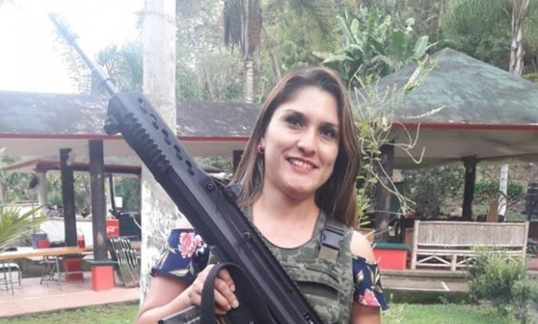 Pasa En México Funcionaria Posa Con Un Arma Exclusiva Del Ejercito