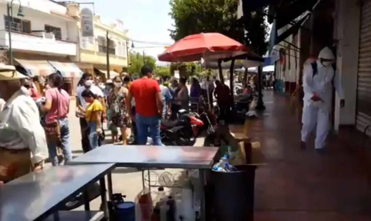 #Video Sanitizan Lugares Llenos De Gente En Huetamo 