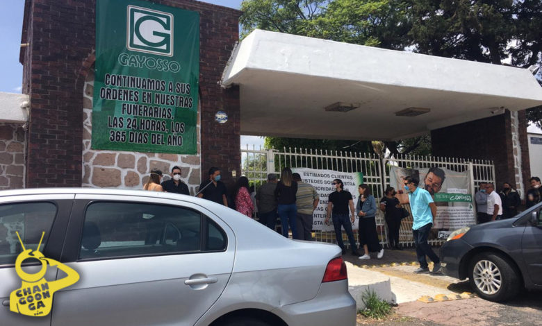 #Morelia Panteón Gayosso Cerrado Durante Día del Padre, Varias Personas en la Entrada