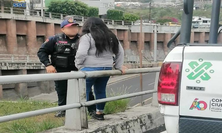 Entre Lágrimas, Chavita Intenta Suicidarse; Poli Lo Evita