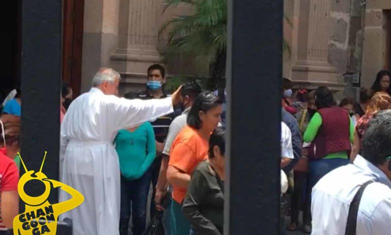 Padre del Templo de la Cruz No Usa Cubrebocas y Toca Frente de Fieles Durante COVID-19