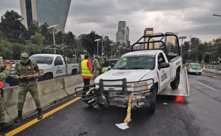 #Video Camioneta De Guardia Nacional Derrapa Y Elementos Salen Volando