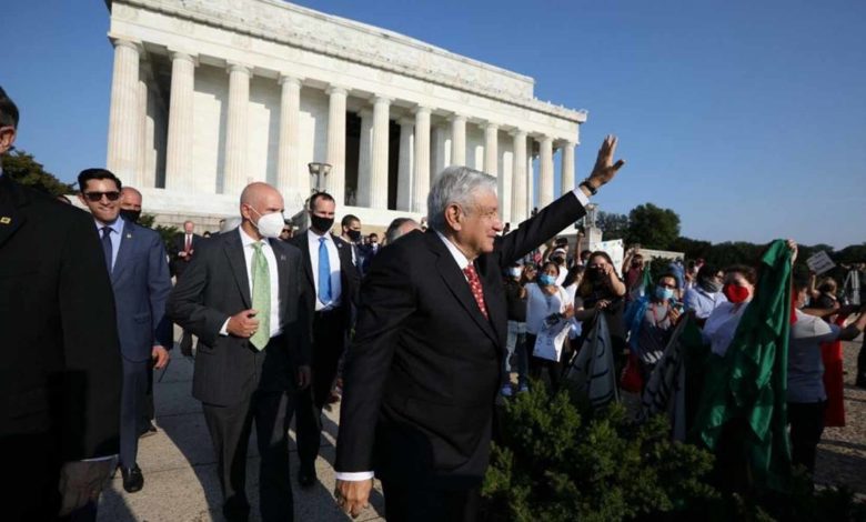 AMLO Visita Monumentos En E.U. Migrantes Manifiestan Su Apoyo