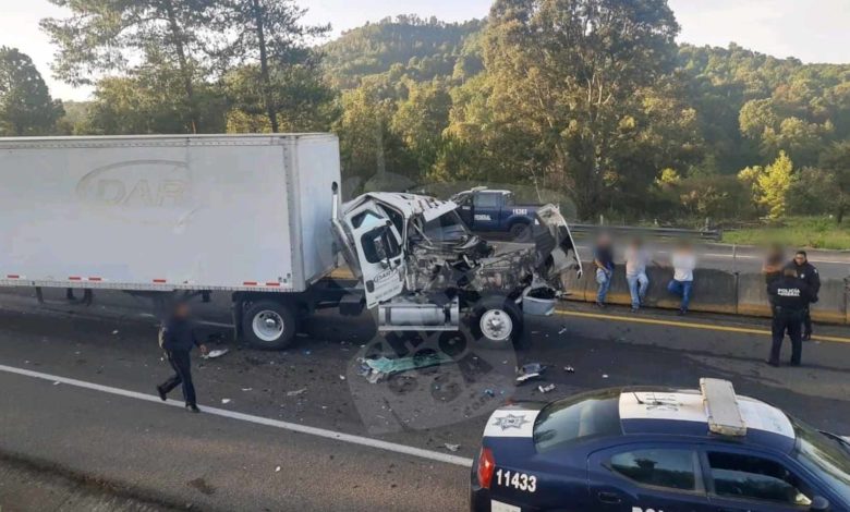 #Michoacán Tráiler Quedó Destrozado Tras Choque