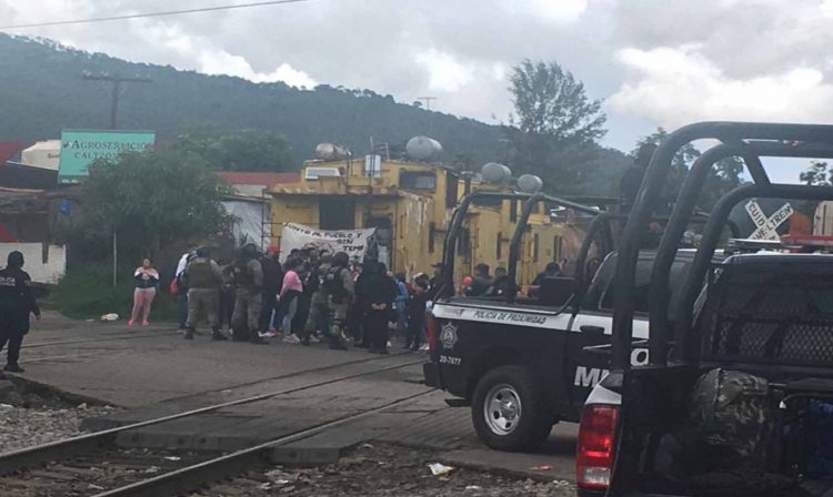 Por Segundo Día Normalistas Bloquean Vías Del Tren