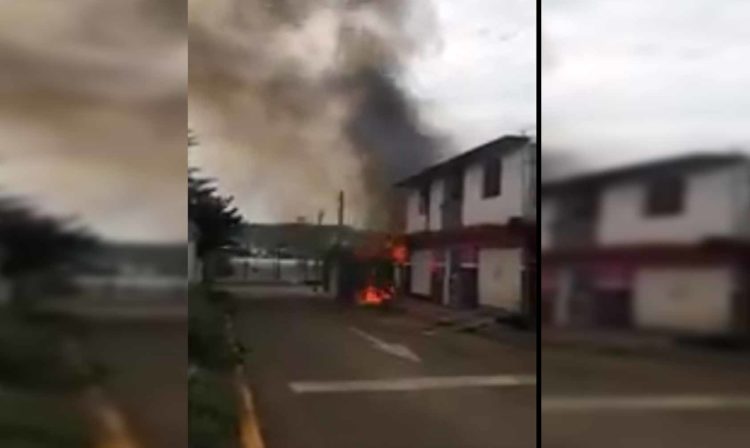 #Video Sicarios Queman Casas Y Negocios Por "Derecho De Piso" En Michoacán 