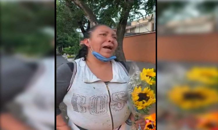 #Video Entre Lágrimas, Vendedora De Flores Pide Ayuda A AMLO Ante Pandemia 