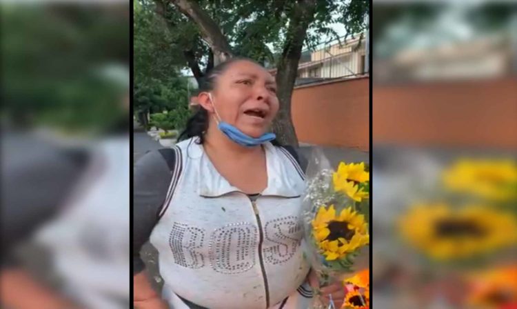 #Video Entre Lágrimas, Vendedora De Flores Pide Ayuda A AMLO Ante Pandemia