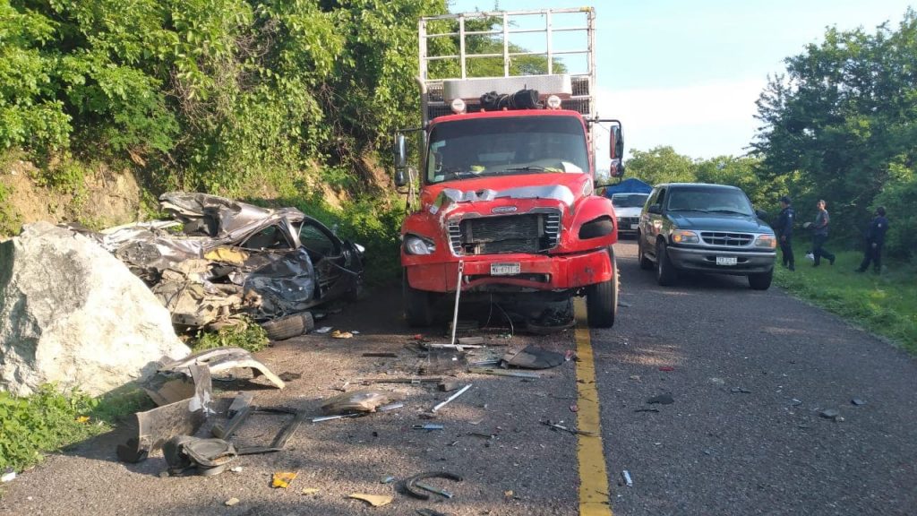 #Michoacán Choque Entre Auto Y Camión Deja Un Hombre Muerto 