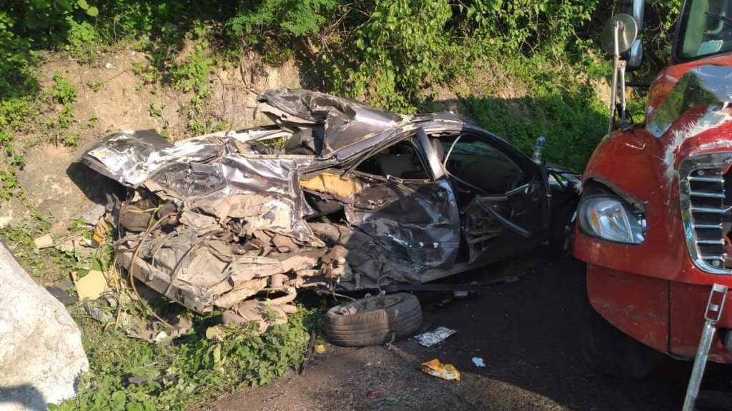 #Michoacán Choque Entre Auto Y Camión Deja Un Hombre Muerto 