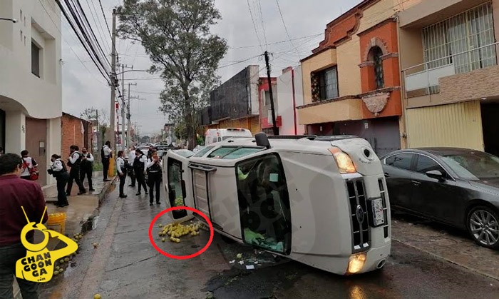 #Morelia Chofer Vuelca En La Chapultepec Sur, Se Le Salen Las Bolas… A La Camioneta