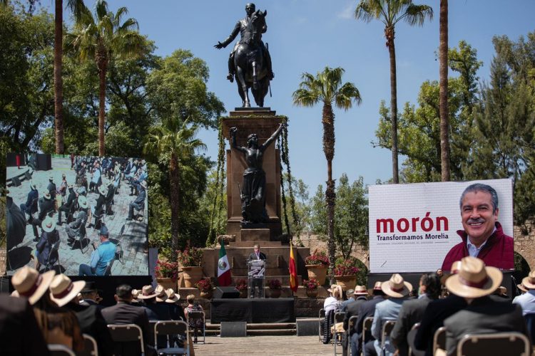 #Morelia Morón Rinde Informe Entre Sombreros Para El Sol Y Protestas