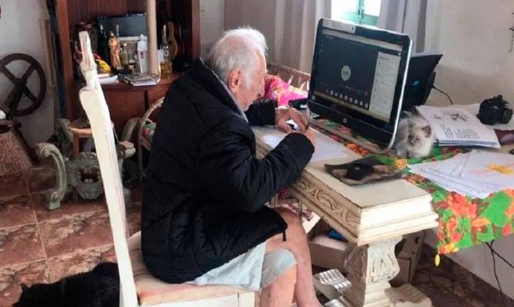 Abuelito Estudia La Universidad A Sus 92 Años, Quiere Ser Arquitecto