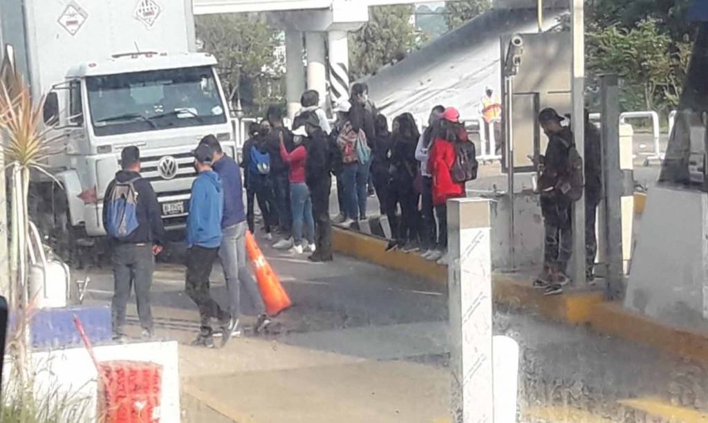 #Michoacán Normalistas Toman Caseta Y Hace Cobros Voluntariamente A Fuerza