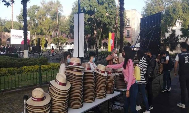 #Morelia Morón Rinde Informe Entre Sombreros Para El Sol Y Protestas