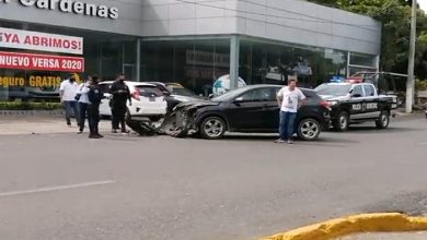 ¡Bye Quincena! Chofer Choca Contra 2 Coches Nuevecitos De Agencia, En Michoacán