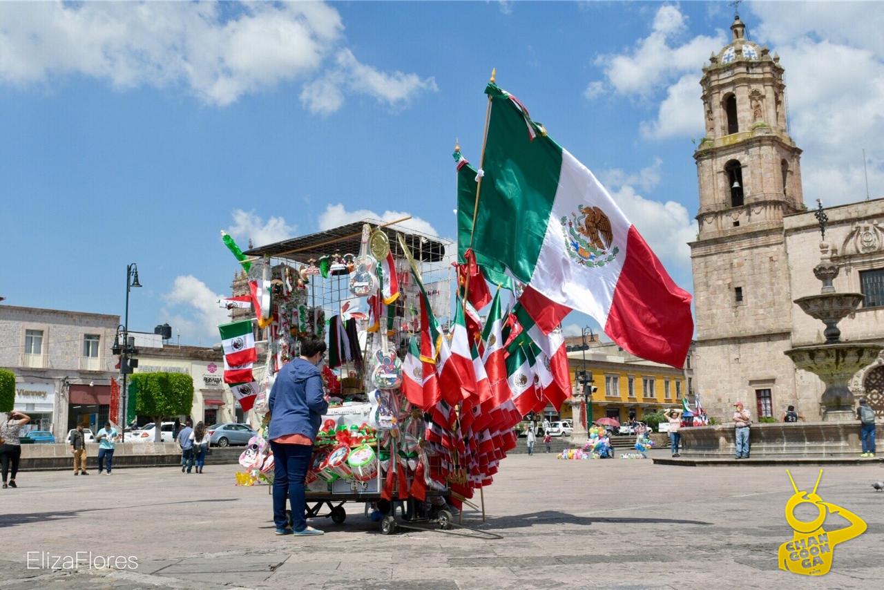 Noé Con Todo El Amor A Su Chamba Sale A Vender Banderas En Morelia