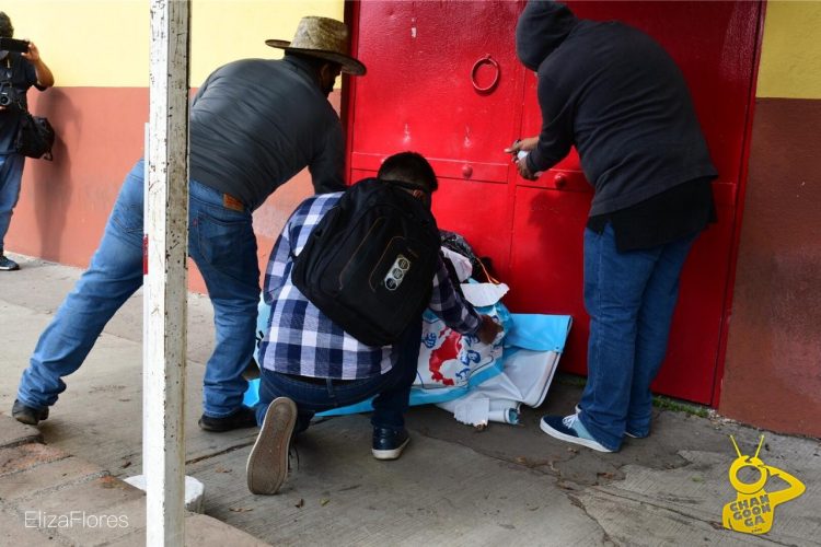 CNTE Vs CNTE, Poder De Base Quema Manta Y Patea Puerta De Oficinas De Gamaliel Guzmán